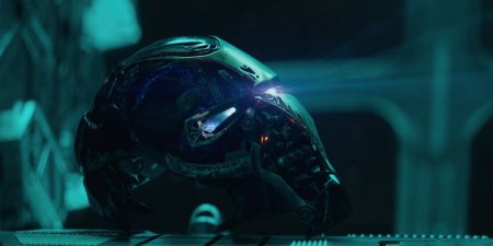 Iron-Man-helmet-projection-in-Avengers-Endgame